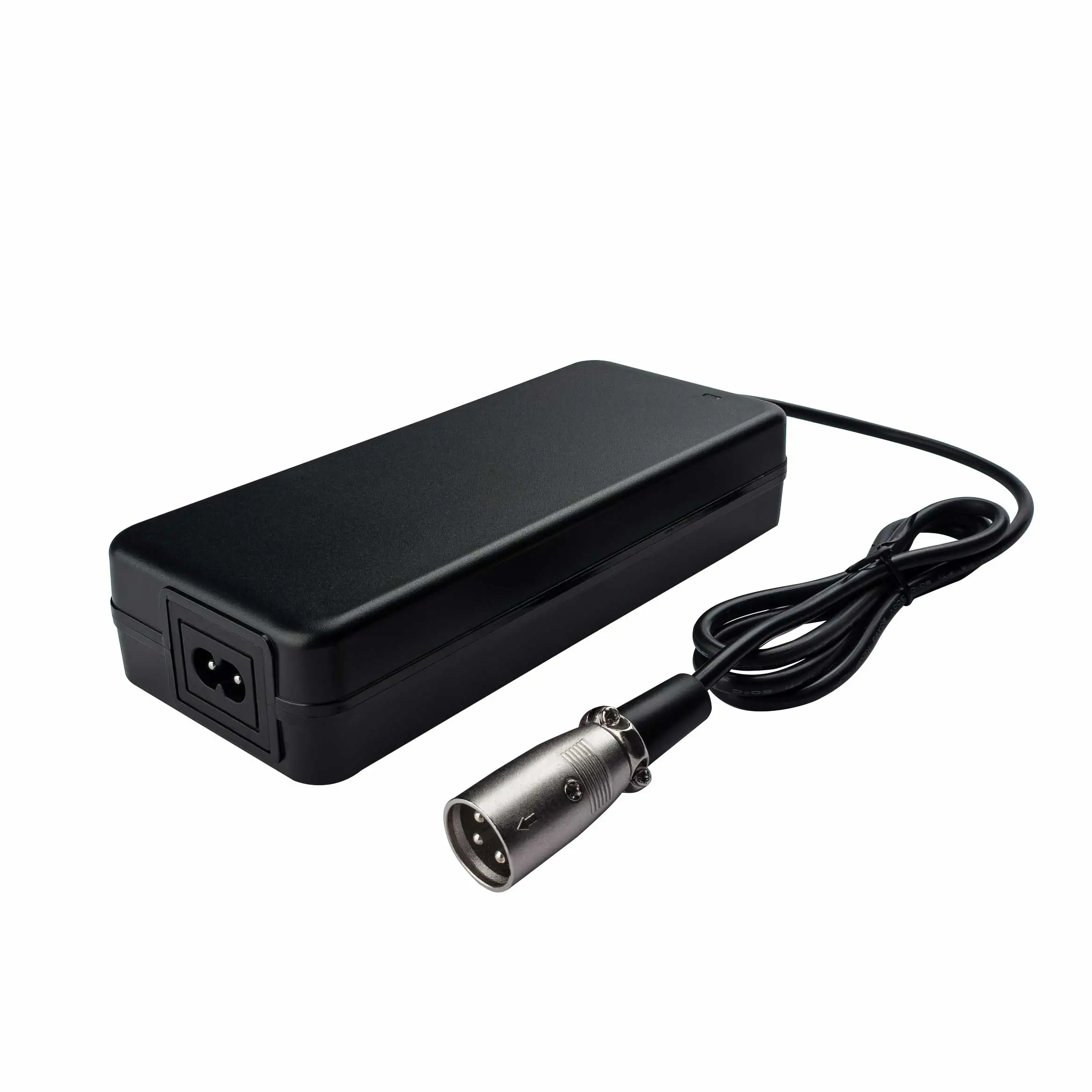 Caricabatterie al litio da 54,6 V con connettore XLR a 3 pin.