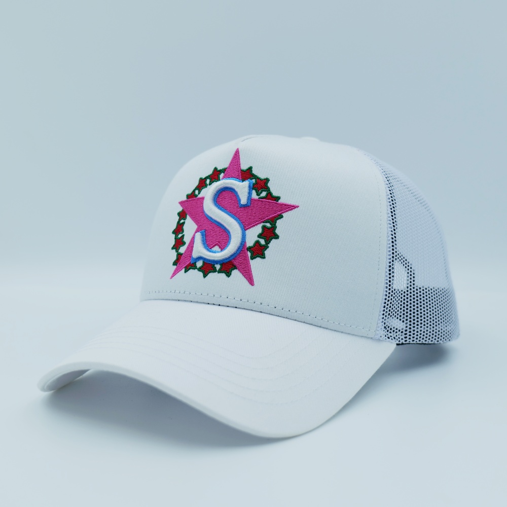 Trucker-Caps im Großhandel mit Schaumstoff-Mesh-Rückenteilen und gewebtem Frontlogo in zwei Farbvarianten