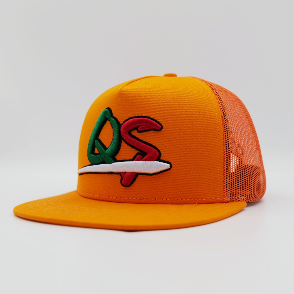 Großhandel Trucker-Caps in Orange mit aufgedrucktem Logo vorne und Netzrücken