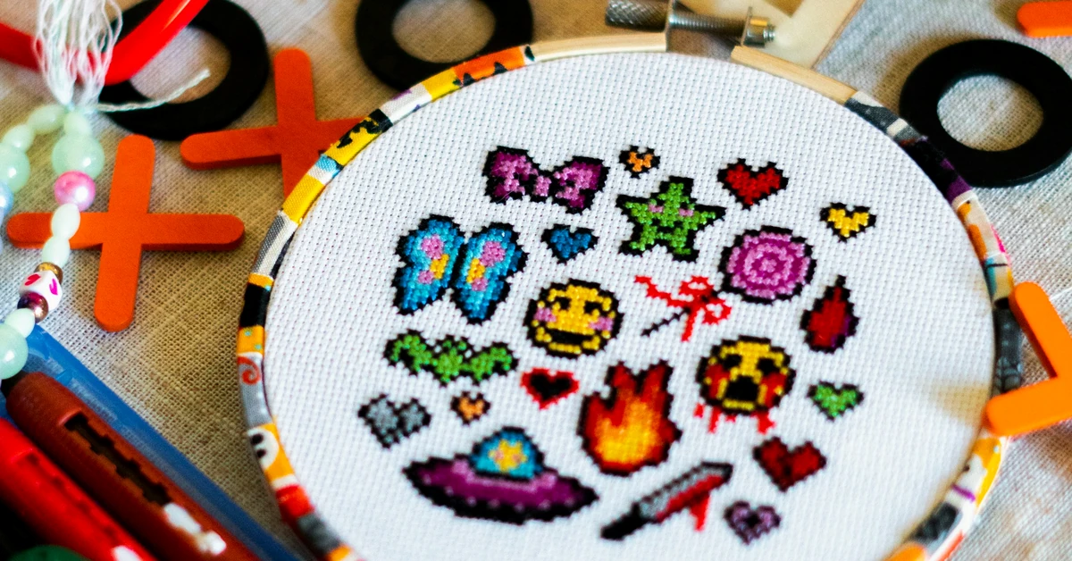 Kreuzstichsets für Geschenkläden mit farbenfrohen Stickmotiven und Zubehör