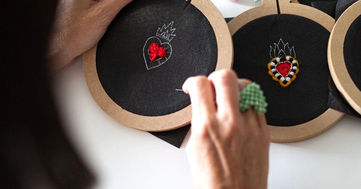 punch needle kit manufacturer first-loop trial with needle yarn fabric and frame