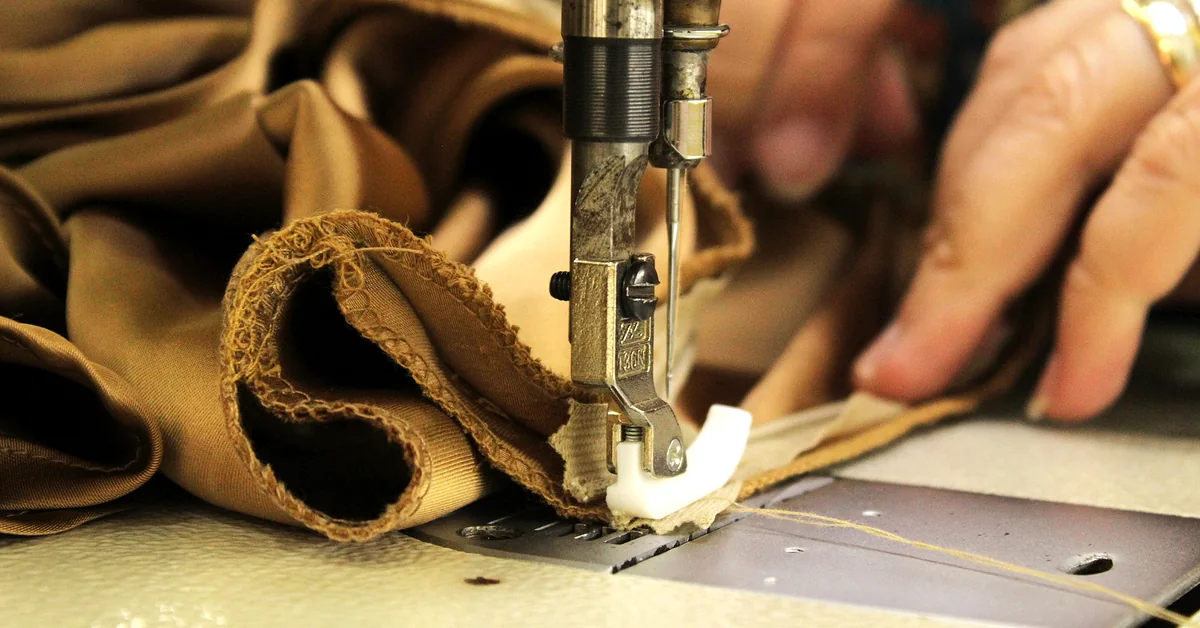 Premier audit de couture réalisé par un fabricant de machines à coudre, avec aiguille à tissu et point guidé.
