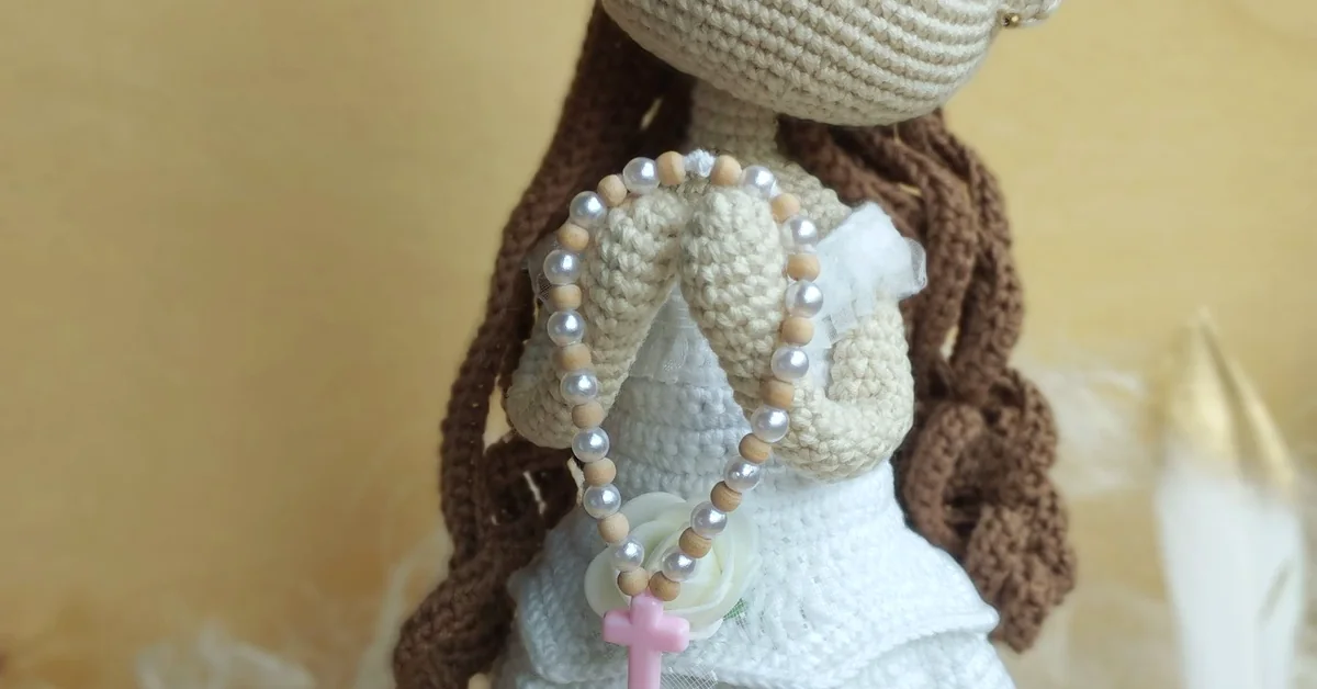 Biblia de personajes del fabricante de juguetes amigurumi que muestra la silueta de ganchillo del rostro y los detalles de la prenda.
