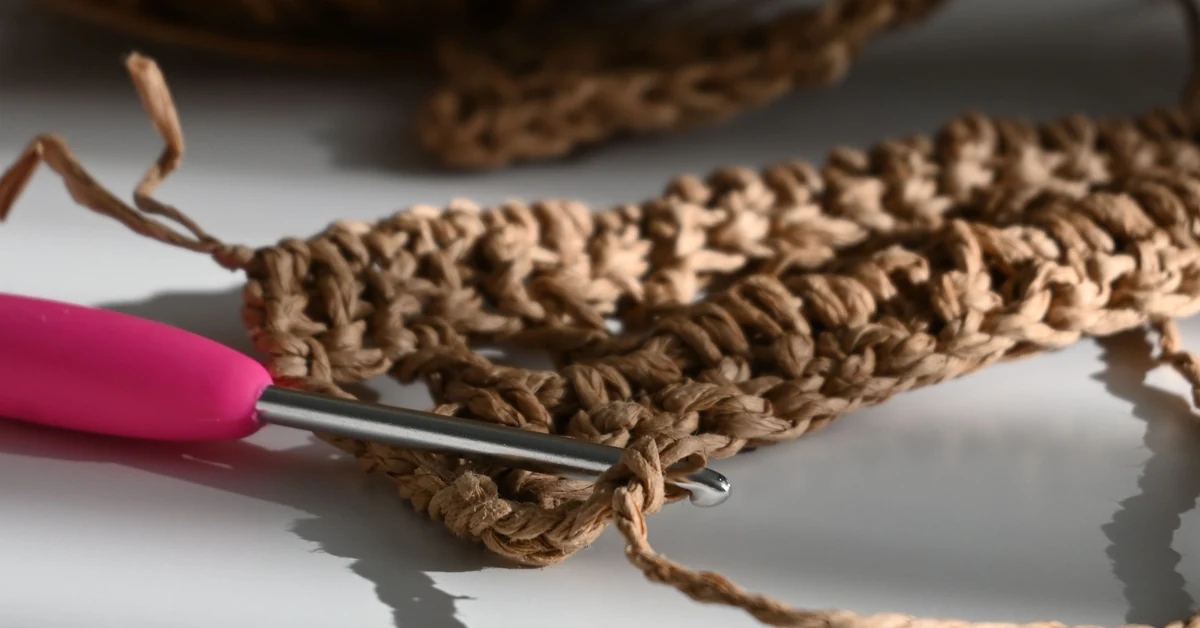 Plateau de fabricant de kits d'outils de crochet avec une silhouette d'outil vide à côté d'un échantillon de fil et d'un échantillon de crochet