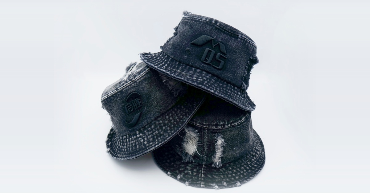 Échantillon de casquette personnalisée en gros montrant une casquette finie avec les références de fil et d'écusson utilisées sur sa fiche technique.