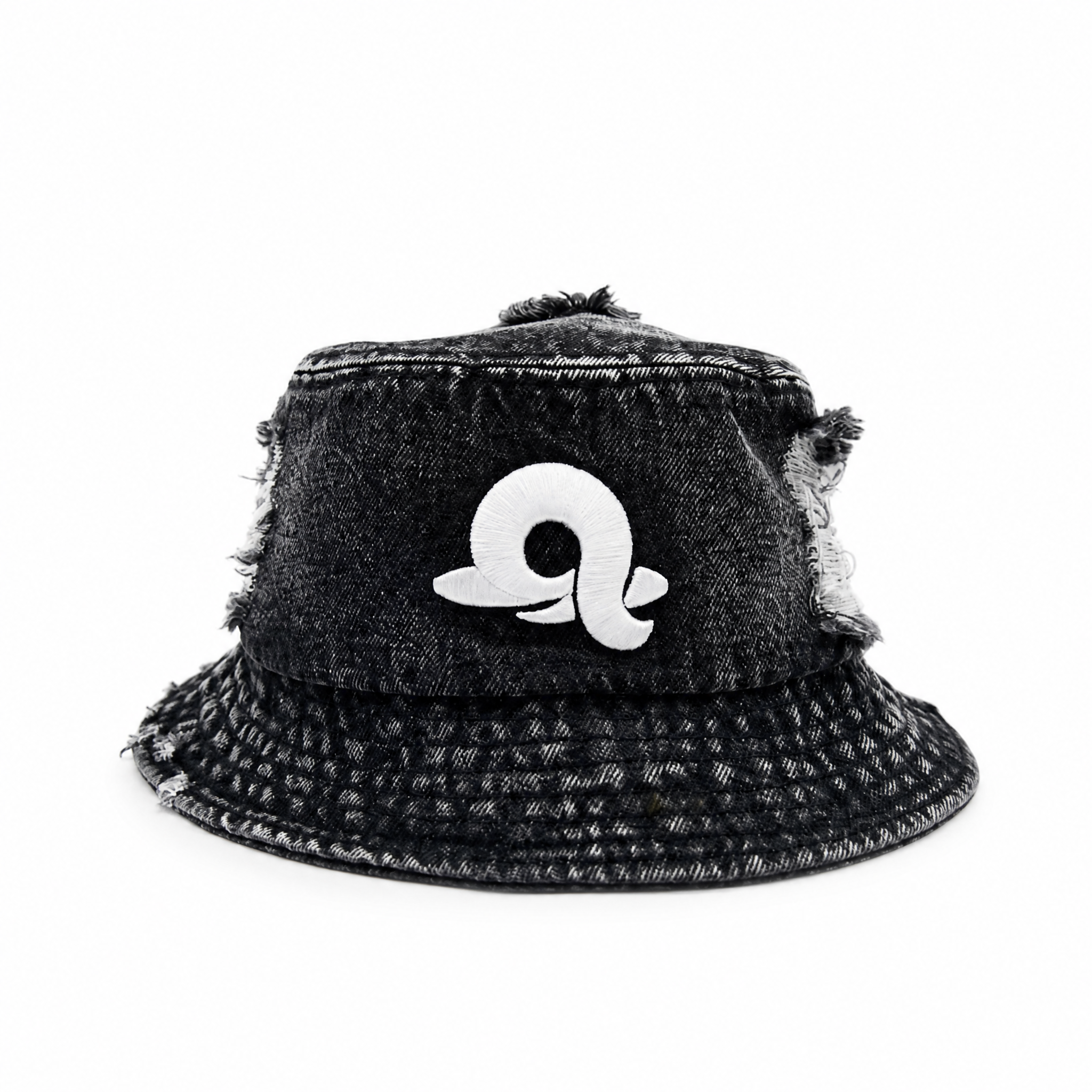 Individuell gestalteter, im Used-Look gehaltener Denim-Bucket-Hat mit 3D-Sticklogo